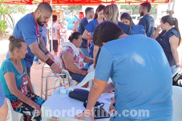 El proyecto de Extensión Universitaria “UCP en Acción” llegó hasta el local de la Comisión de Fomento de la Fracción Don Bosco del barrio General Genes del distrito de Pedro Juan Caballero para asistir a padres y alumnos. (Foto: Asesoría de Prensa de Universidad Central del Paraguay).