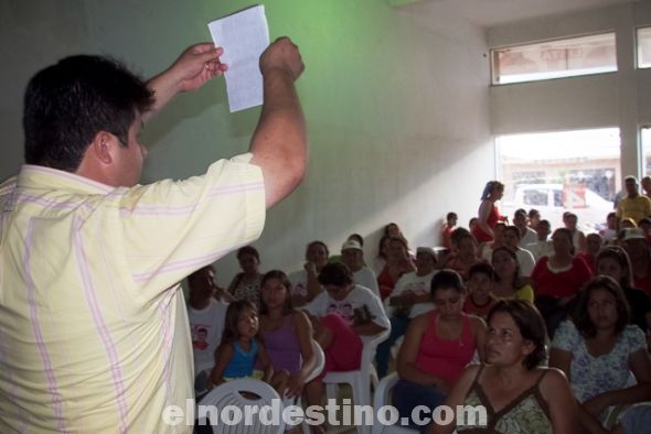 La reunión fue conducida por el abogado Ivo Lezcano Paredes, quien explicó detalladamente los procedimientos y los trabajos a realizar para esa jornada, además de mostrar las boletas que se utilizarán el día de las elecciones. (Foto: Prensa ANR).