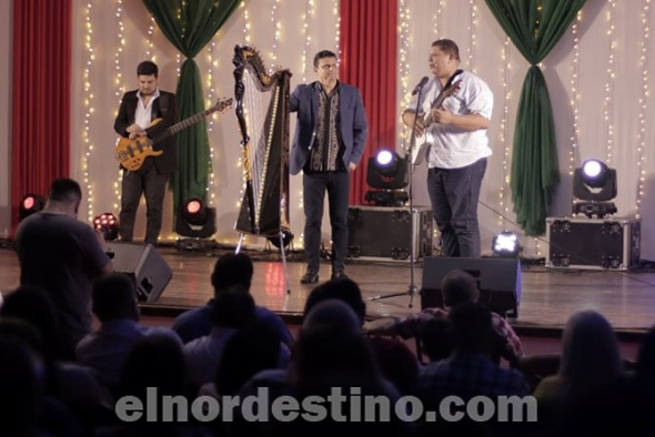 Durante la función artística el numeroso público tuvo la oportunidad de regocijarse con las presentaciones que se fueron alternando. También el propio gobernador Juancho Acosta interpretó con su guitarra. (Foto: Dirección de Comunicaciones de la Gobernación de Amambay).