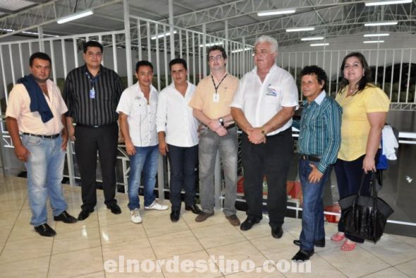 El empresario Catalino Salinas y su hijo y director presidente Ever Ramón expone cuestiones relacionadas al funcionamiento de la primer industria textil del Departamento. Los acompaña el ministro de Industria Orlando Invernizzi. (Foto: Jorge Domínguez).