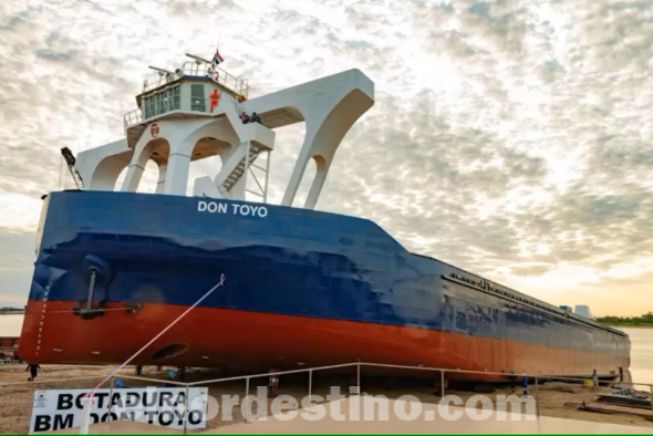 Las autoridades de la naviera Transporte Fluvial Paraguayo a cargo del buque 