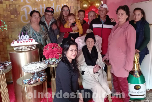 Ña Indalecia, como es conocida en el barrio San Gerardo, es original de Pedro Juan Caballero, Departamento de Amambay. La centenaria mujer llegó a criar doce hijos, varios nietos y hasta tataranietos. (Foto: Diario Última Hora).