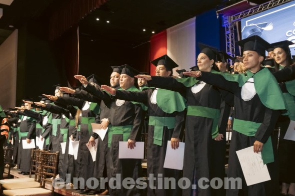 En “Majestic Hall” de Ponta Porã se graduaron nuevos profesionales especializados en Medicina, quienes cursaron sus estudios en Universidad Central del Paraguay sede Pedro Juan Caballero. El creador de la carrera de Medicina licenciado Carlos Bernardo acompañó la ceremonia. (Foto: Asesoría de Prensa de UCP sede PJC).