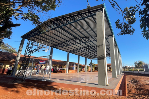 La ceremonia del acto inaugural fue presidida por el intendente municipal de Pedro Juan Caballero licenciado Ronald Enrique Acevedo, quien estuvo acompañado de la Primera Dama y concejal municipal licenciada Mahiba Carolina Yunis de Acevedo. (Foto: Municipalidad de Pedro Juan Caballero).