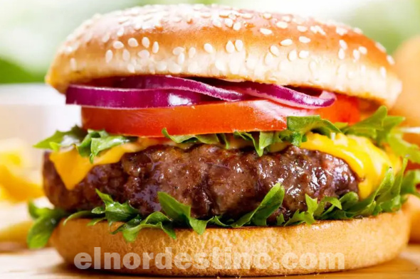 El lomo es muy versátil, pues lo mismo se puede asar en la parrilla o sartén, que usarse en estofados, guisos y hamburguesas. Utilizar carne molida de lomo en lugar de otros cortes, permite que nuestras burgers queden jugosas, con mucho sabor y suaves. (Foto: Cocina Rica).