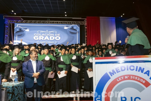 En “Majestic Hall” de Ponta Porã se graduaron nuevos profesionales especializados en Medicina, quienes cursaron sus estudios en Universidad Central del Paraguay sede Pedro Juan Caballero. El creador de la carrera de Medicina licenciado Carlos Bernardo acompañó la ceremonia. (Foto: Asesoría de Prensa de UCP sede PJC).