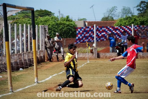 Sobre los 28 minutos una mala salida del arquero local Eduardo Franco le permitió a Cristian Ferreiro marcar la diferencia, ampliamente merecida hasta ese momento. (Foto: Diego Lozano).