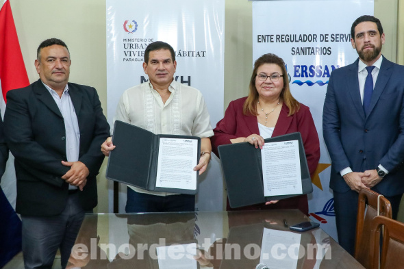 El ministro Juan Carlos Baruja y la presidenta del Ente Regulador de Servicios Sanitarios Cristina Solana Muñoz Ruivo firmaron un convenio de cooperación interinstitucional para coordinar acciones conjuntas en el marco del Programa Che Róga Porã. (Foto: Ministerio de Urbanismo, Vivienda y Hábitat).