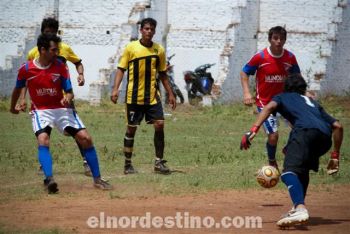 Todos esperaban un centro debido a la distancia que estaba del arco. Julio Benítez prefirió ejecutar en forma directa el balón que tuvo destino de red. Golazo sobre la hora, empate y a penales. (Foto: Diego Lozano).