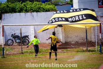 El encargado de patear el último penal fue el zaguero Alcides Benítez. Si lo convertía, General Díaz se consagraba Campeón de la LDA 2012. “Pintura” fusiló al arquero tirando fuerte, arriba y al medio. (Foto: Diego Lozano).
