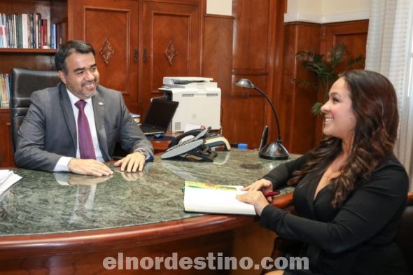 Andrea Picaso es funcionaria nombrada del Ministerio de Hacienda. Ingresó en el 2004 al Ministerio de Hacienda a través del primer Programa de Pasantías Universitarias. Se ha desempeñado en varios cargos durante diecisiete años de servicio público. (Foto: Becal).