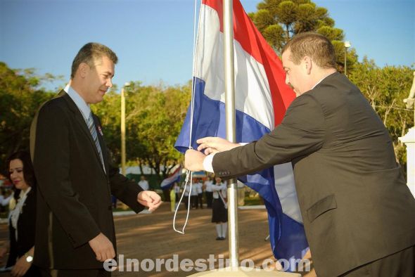 El intendente municipal de Pedro Juan Caballero, José Carlos Acevedo, compartió el izamiento del pabellón nacional con el Gobernador de Amambay, Juan Bartolomé Ramírez. La reinauguración de la plaza del prócer que le da nombre a su pueblo se realizó el día del Bicentenario de la Independencia Nacional. (Foto: Diego Lozano).