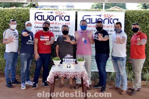 El domingo 2 de Mayo los directivos de Favorita 93.7 FM de Pedro Juan Caballero organizaron un refrigerio en el domicilio de la familia Escobar Irala respetando todas las recomendaciones del Ministerio de Salud Pública para evitar la propagación del Covid19. (Foto: Diego Lozano para Ideas del Norte Consultora Publicitaria).