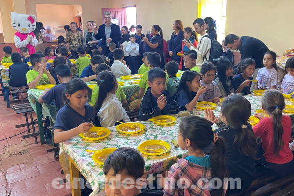 El intendente municipal de Pedro Juan Caballero licenciado Ronald Enrique Acevedo Quevedo informó a los presentes acerca del presente programa que tiene el Gobierno Nacional hasta la finalización del presente año lectivo. (Foto: Municipalidad de Pedro Juan Caballero).