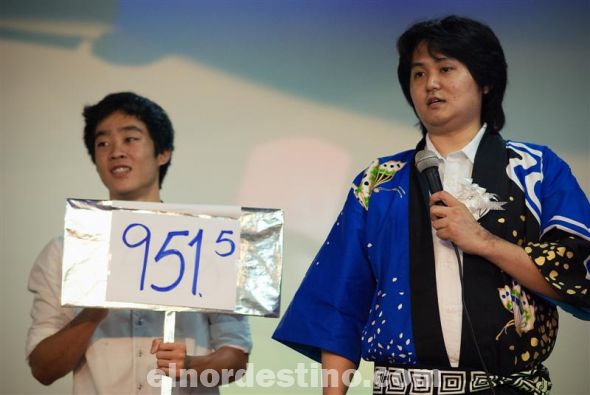 Naoki Konari viene cumpliendo el rol de maestro de ceremonias en los últimos años. Presentando a cada uno de los protagonistas y a los diversos números artísticos durante la jornada, aportó entusiasmo con algunos comentarios que ayudaron con la lógica ansiedad de los más jóvenes. (Foto: Diego Lozano).