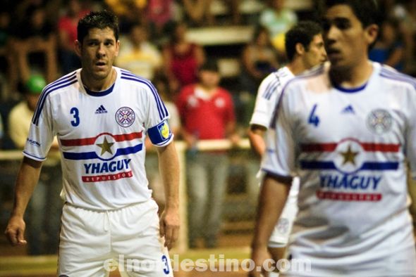 El internacional Fabio “Chacho” Alcaráz además de jugar desde el primer minuto fue el capitán del equipo. Su juego firme contribuyó para que Amambay lograse una abultada victoria. (Foto: Diego Lozano).