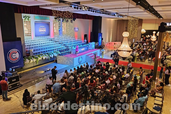 En el Salón Majestic Hall de Ponta Porã se realizó el Acto de Colación de Grado de nuevos profesionales médicos egresados de UCP con la presencia de directivos, catedráticos, invitados especiales, familiares y allegados de los nuevos egresados. (Foto: Asesoría de Prensa de Universidad Central del Paraguay).