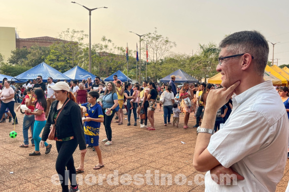 Entre los numerosos obsequios para los agasajados se repartieron pelotas de fútbol y otros juguetes. También hubo sorteo de atractivos premios entre los presentes. Una gran concurrencia disfrutó de paseos en dos buses de la alegría, contratados por el municipio para la ocasión. (Foto: Municipalidad de Pedro Juan Caballero).