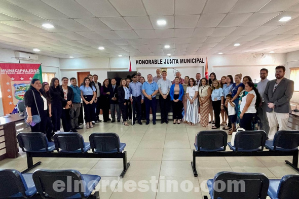 El intendente municipal de Pedro Juan Caballero Ronald Acevedo agradeció la cooperación de los encargados de todos los estamentos, disponibilidad que es prioritaria para el buen funcionamiento de la oficina de la CODENI, dependiente de su administración. (Foto: Municipalidad de Pedro Juan Caballero).