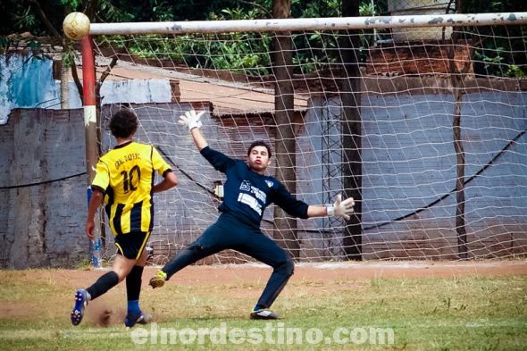 El talentoso volante Alexis Amarilla de General Díaz tuvo una inmejorable de poner a su equipo arriba 4 a 3 en un veloz contragolpe en el que quedó cara a cara con el arquero Juan Ángel Argüello de Sportivo Obrero. Increíblemente remató apenas desviado. (Foto: Diego Lozano).