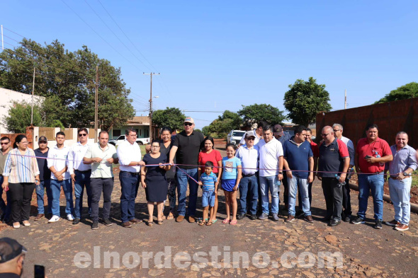 La nueva infraestructura vial no solo facilitará el tránsito en la Fracción Amistad II del barrio Jardín Aurora, sino que también mejorará la calidad de vida de los habitantes, permitiendo un acceso más seguro y rápido a los servicios básicos. (Foto: Dirección de Comunicaciones de la Gobernación de Amambay).