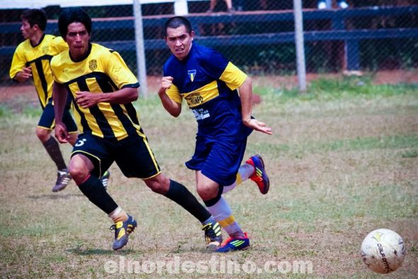 El delantero Marcos Galeano buscó mucho la pelota en el mediocampo y tuvo un gran despliegue físico. Alternó buenas con algunas no tanto, siempre con una gran entrega personal. Convirtió el cuarto de su equipo pero fue desafortunado al inaugurar la serie de penales. (Foto: Diego Lozano).
