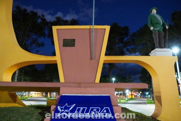 En la renovada y céntrica plaza Teniente Valdéz estuvieron presentes el ex senador Alfredo Luis Jaeggli Caballero, el gobernador de Amambay Ronald Acevedo, la concejala Zulma Ycassatti, la presidente de la JLRA distrital Verónica Sánchez, el vicepresidente de la JLRA distrital Alejandro Rojas, y un grupo de ciudadanos adherentes al PLRA, especialmente jóvenes. (Foto: JLRA Distrito de Pedro Juan Caballero).