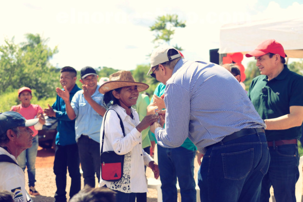 La jornada tuvo la presencia del ministro del Ministerio de Urbanismo, Vivienda y Hábitat Juan Carlos Baruja, el viceministro de Salud doctor  Saúl Recalde, y el gobernador de Amambay abogado Juancho Acosta, además de otras autoridades. (Foto: Dirección de Comunicaciones de la Gobernación de Amambay).