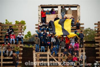 A pesar del clima destemplado, la hinchada de General Díaz se acercó en buen número a la cancha de INDE. Durante la mayor parte del encuentro no paró de alentar a su equipo. (Foto: Diego Lozano).