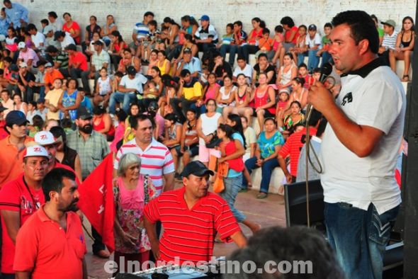 El precandidato a Diputado por Amambay profesor Marcial Lezcano se dirige a la multitud que se autoconvocó espontáneamente en la Seccional Colorada de Bella Vista Norte al finalizar la caravana “Fuerza Javier” por la ciudad. (Foto: Prensa ANR).