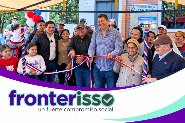 El jefe departamental, Juancho Acosta, valoró las gestiones realizadas para posibilitar el acceso a un hogar digno a pobladores amambayenses de sectores vulnerables. A nivel nacional, el gobierno central ya registra más de 34.000 viviendas entregadas en diversos puntos del país. (Foto: Gobernación de Amambay).   