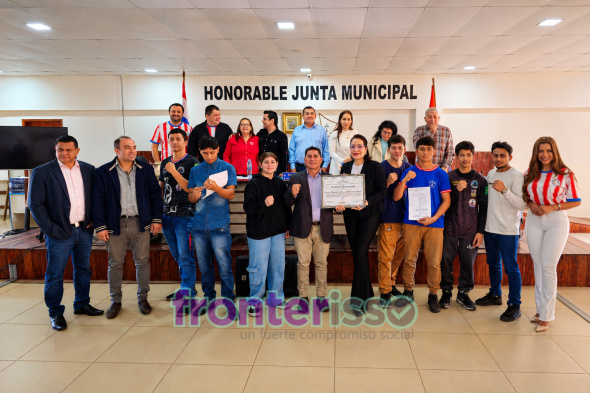 La concejala municipal Zulma Ycassatti de Acevedo homenajeó a jóvenes atletas del municipio de Pedro Juan Caballero, reconociendo su esfuerzo, disciplina y compromiso con el deporte. (Foto: Diego Lozano para Ideas del Norte Consultora Publicitaria).
