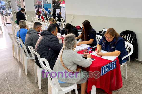 Entre las gestiones disponibles se encontraron las solicitudes de residencia temporal y permanente, prórrogas, expedición de certificados de radicación y reposición de carnets. Los carnets gestionados se podrán retirar el sábado de 08:00 a 09:00 horas. (Foto: Diego Lozano para Ideas del Norte Consultora Publicitaria).