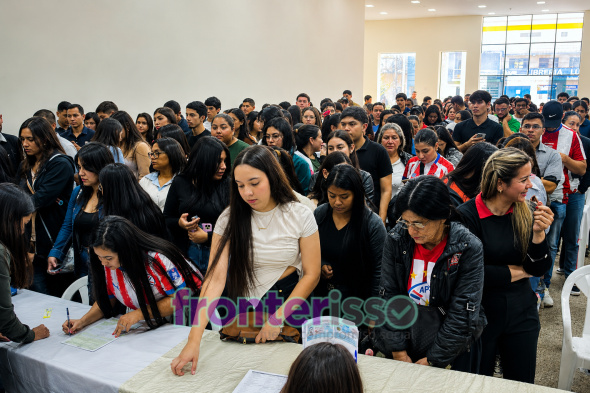 Juancho Acosta exhortó a los estudiantes a mantener la resiliencia frente a las dificultades económicas y personales. Asimismo, compartió experiencias de su etapa universitaria para motivar a los jóvenes a perseverar y culminar sus estudios. (Foto: Dirección de Comunicaciones de la Gobernación de Amambay). 